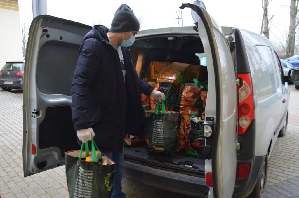 Świąteczne paczki dla podopiecznych OPS z gminy Kobylnica - islupsk.pl