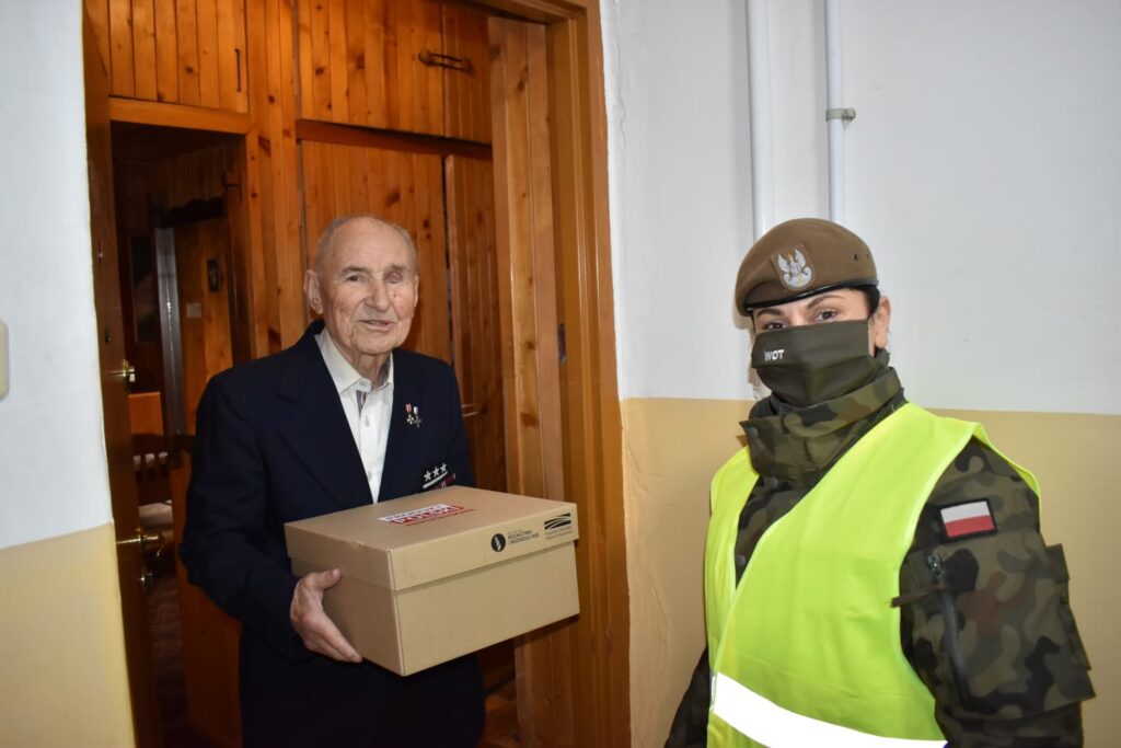 Terytorialsi ze Słupska wręczyli „Paczki Bożonarodzeniowe” - islupsk.pl